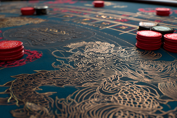 Dealer chuyên nghiệp chia bài tại bàn Baccarat Live Casino AALIVE