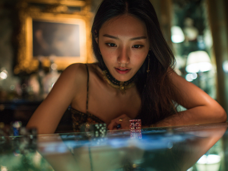 Người phụ nữ trẻ vui mừng khi thắng lớn tại AALIVE Casino, cầm tiền trong tay